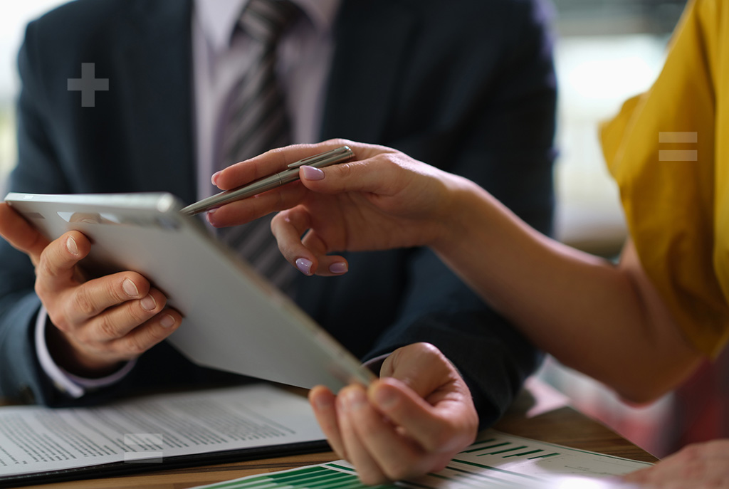Employee working on accounting policies and procedures by going through checklist